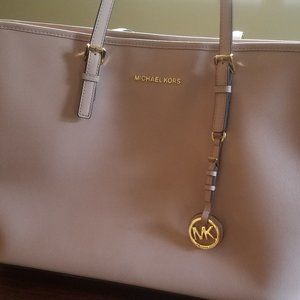 MICHAEL KORS JETSET MEDIUM SAFFIANO LEATHER TOP-ZIP TOTE BAG